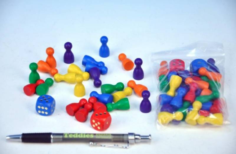 Dřevěné figurky 24ks 6 barev + 2 kostky