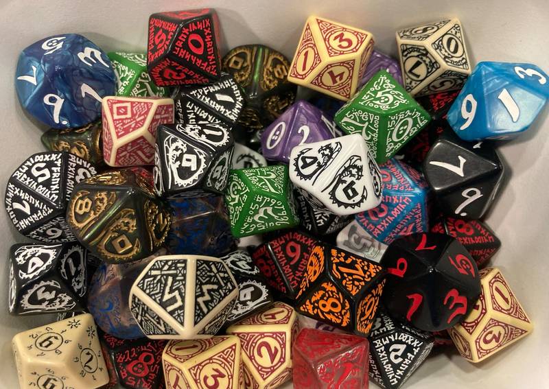 Kostka D10 16mm zdobená