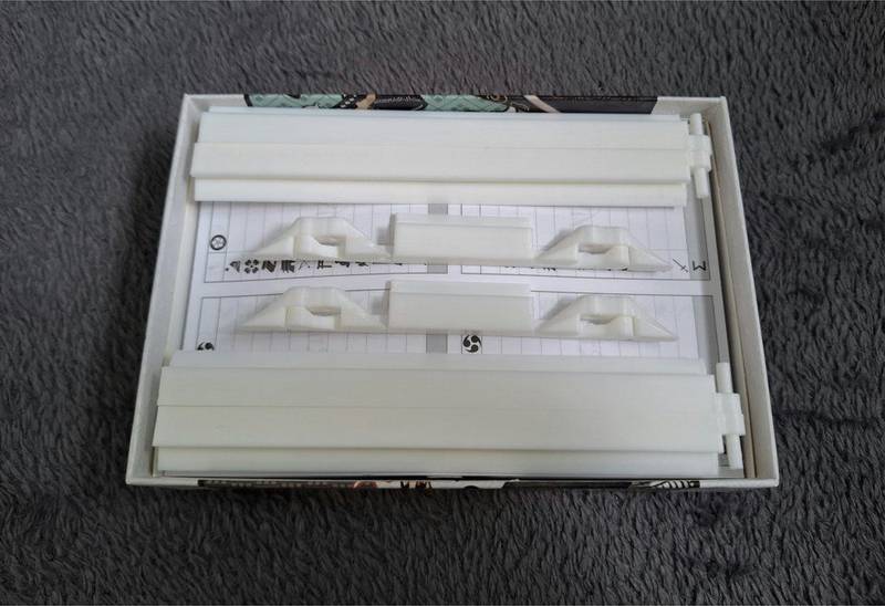 Naiši - stojánky na karty