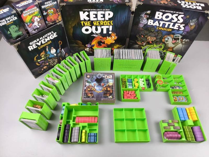 Insert: Keep the Heroes Out all-in – černý, 0065 (v2) NENÍ HRA! Insert: Příšeří: Hrdinům vstup zakázán all-in